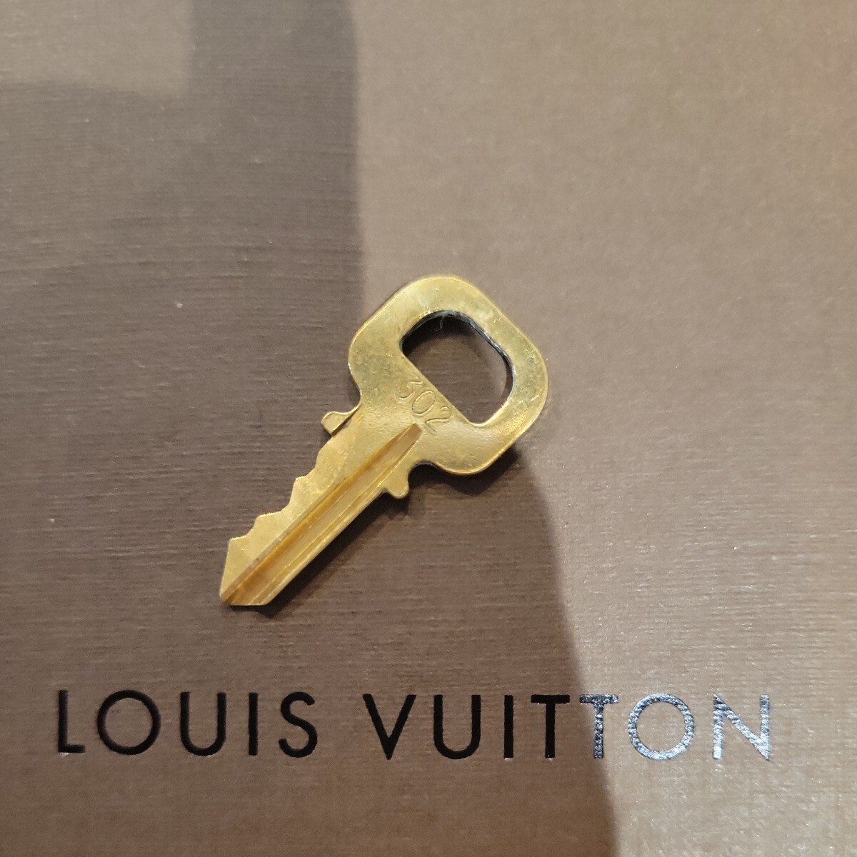 美品 Louis Vuitton パドロック カデナ 南京錠 ルイヴィトン 鍵 ゴールド 　番号　302　送料63円～_画像1