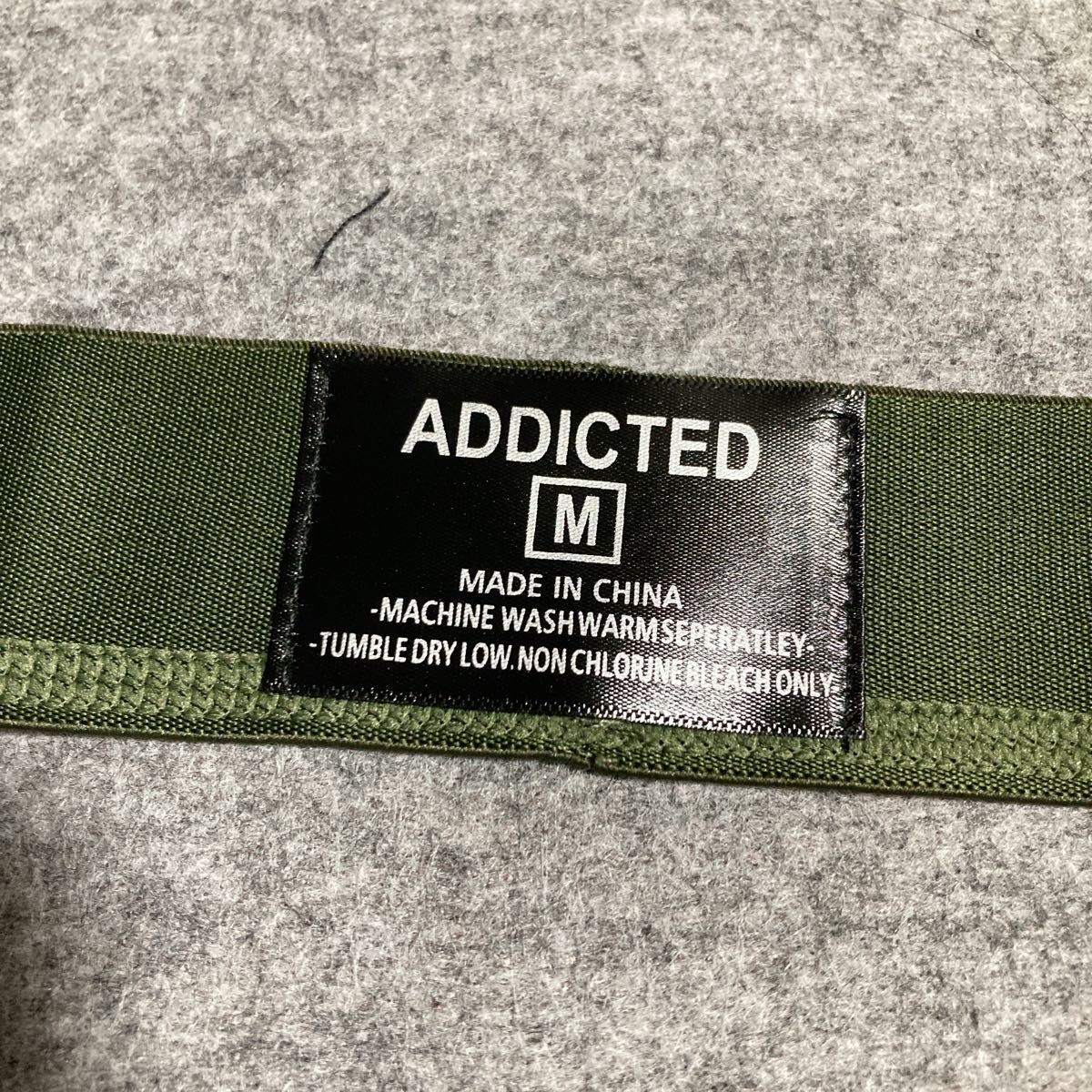 【ADDICTED】ジョックストラップ（ケツワレ） ブラック グリーン 迷彩 メッシュ ポケット付き Mサイズ