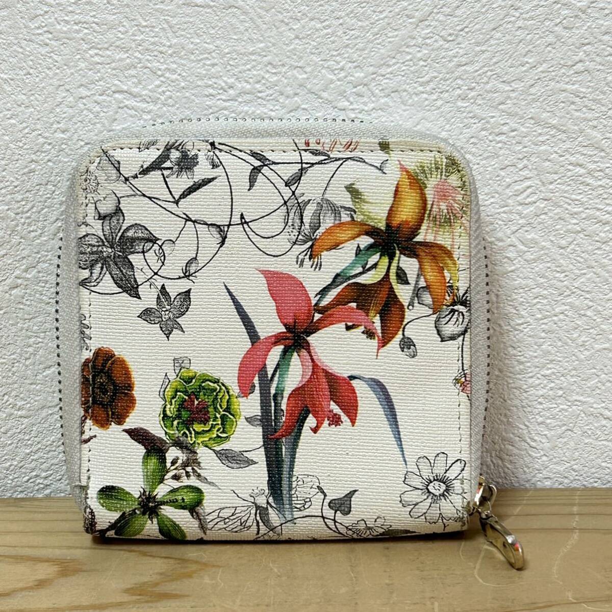* folding twice purse .. inserting & card inserting & ticket holder lady's for women . flower & insect pattern synthetic leather made? used approximately 12.× approximately 12. white color series white group 