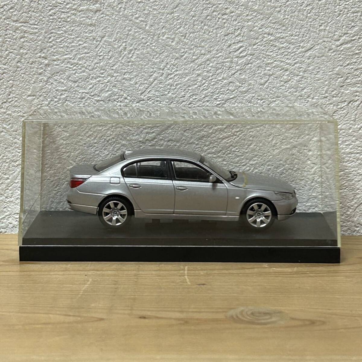 ▼京商 KYOSHO 1/43 Museum Collection BMW 545i Sedan Silver 銀 ミニカー 箱付き No.03501S ケース割れ等有り 中古 【萌猫堂】の画像9