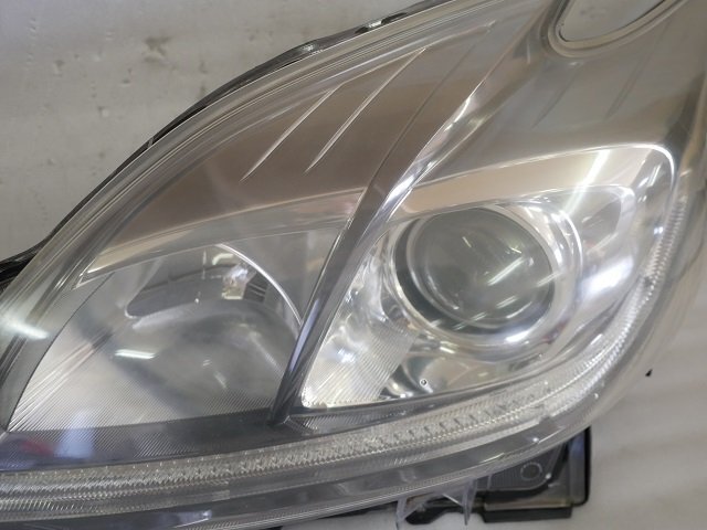 ■B-1565■補修要■H24年◆ZVW30 後期 プリウス■HID 左 ヘッドライト■KOITO 47-52■刻印：モ■81185-47411■82の画像2