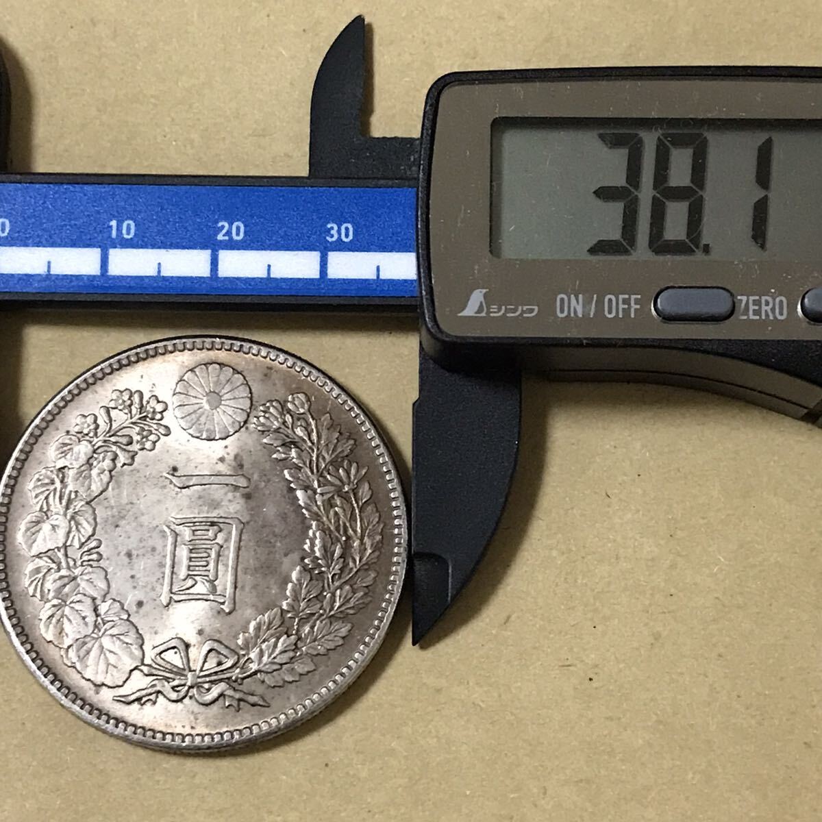 銀貨 一圓 新一円銀貨 明治27年 大日本 硬貨 古銭 貿易銀 コイン 竜 の画像3