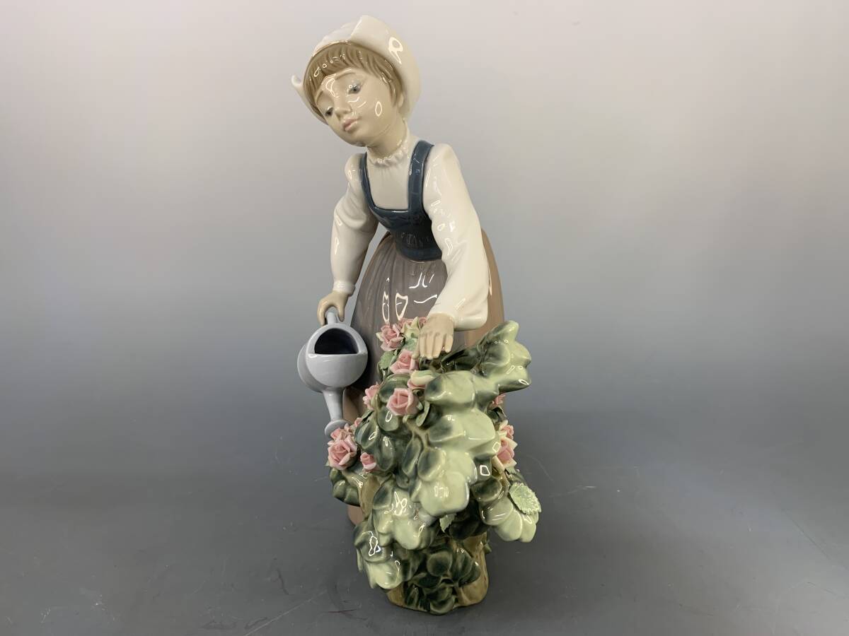 a159【LLADRO リヤドロ】フィギュリン 女性 置物 「水やりの時間」花 バラ 西洋陶磁 ヴィンテージ 陶器 リアドロの画像2