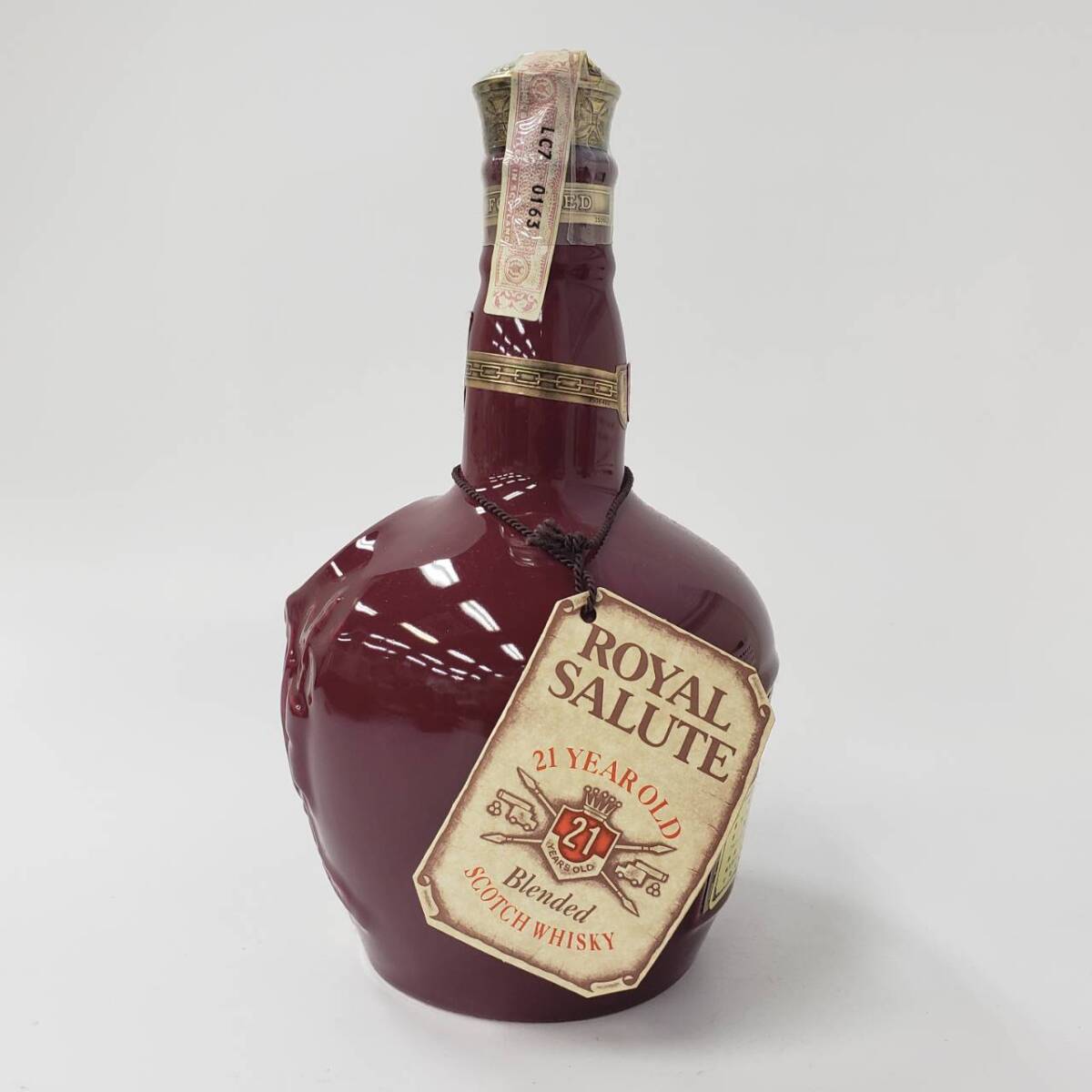 M7735(043)-586/SK4000 酒 ROYAL SALUTE 21年 SCOTCH WHISKY ロイヤルサルート スコッチ ウイスキー 40％ 700ml 袋付きの画像3