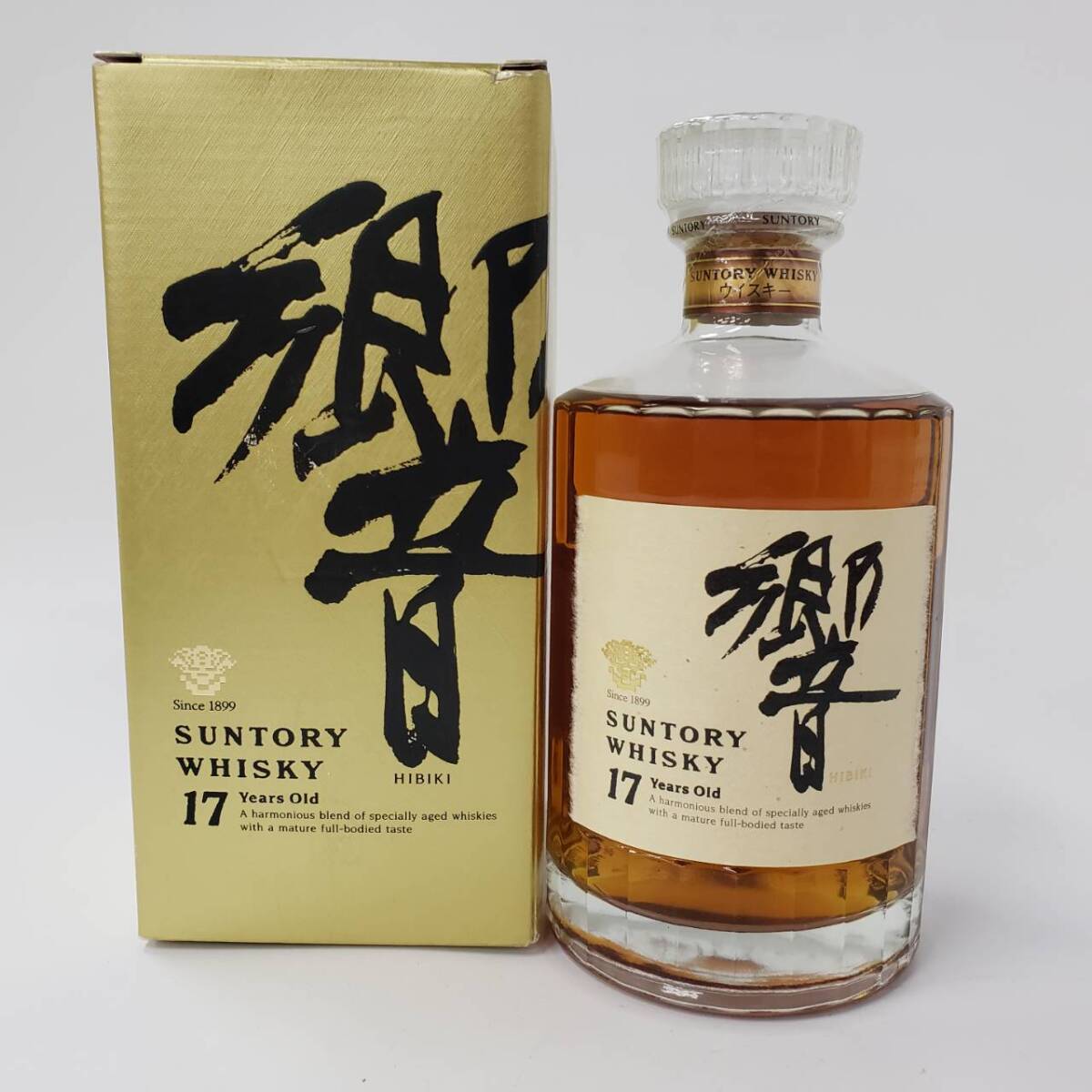 M18443(044)-530/AM45000【千葉県内のみ発送】酒　SUNTORY WHISKY 響 17年 HIBIKI　裏ゴールドラベル　サントリー　43％　700ml　箱付き_画像1