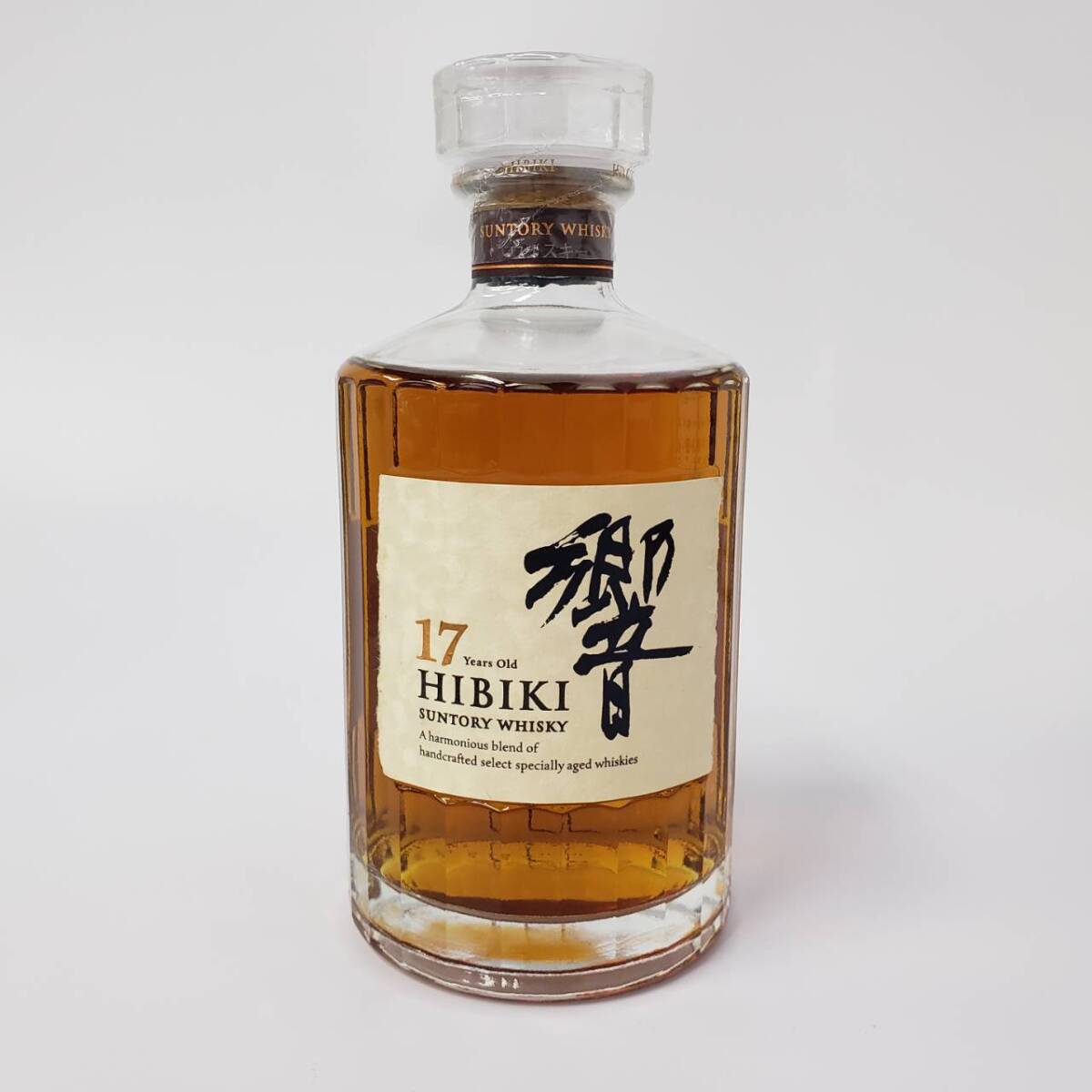 M15853(042)-546/OS45000【千葉県内のみ発送】酒 SUNTORY WHISKY 響  17年 HIBIKI サントリー ウイスキー 43％ 700mlの画像1