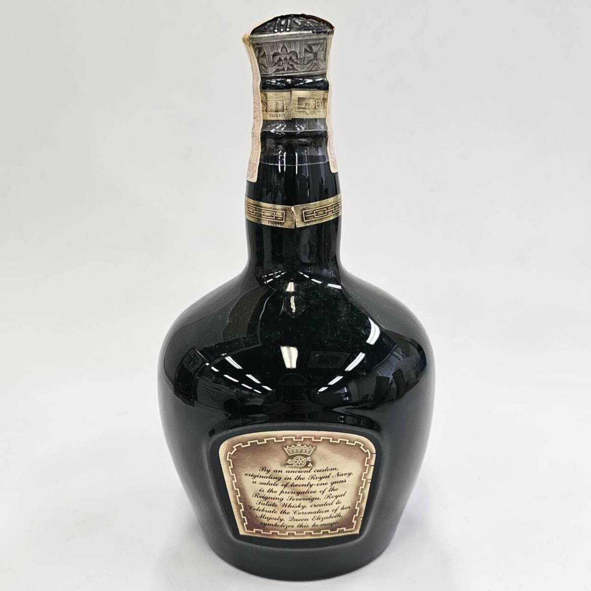 E13530(044)-624/NE4000 酒 ROYAL SALUTE 21年 ロイヤルサルート SCOTCH WHISKY スコッチウイスキー 43％ 700ml 陶器 袋・箱付きの画像4