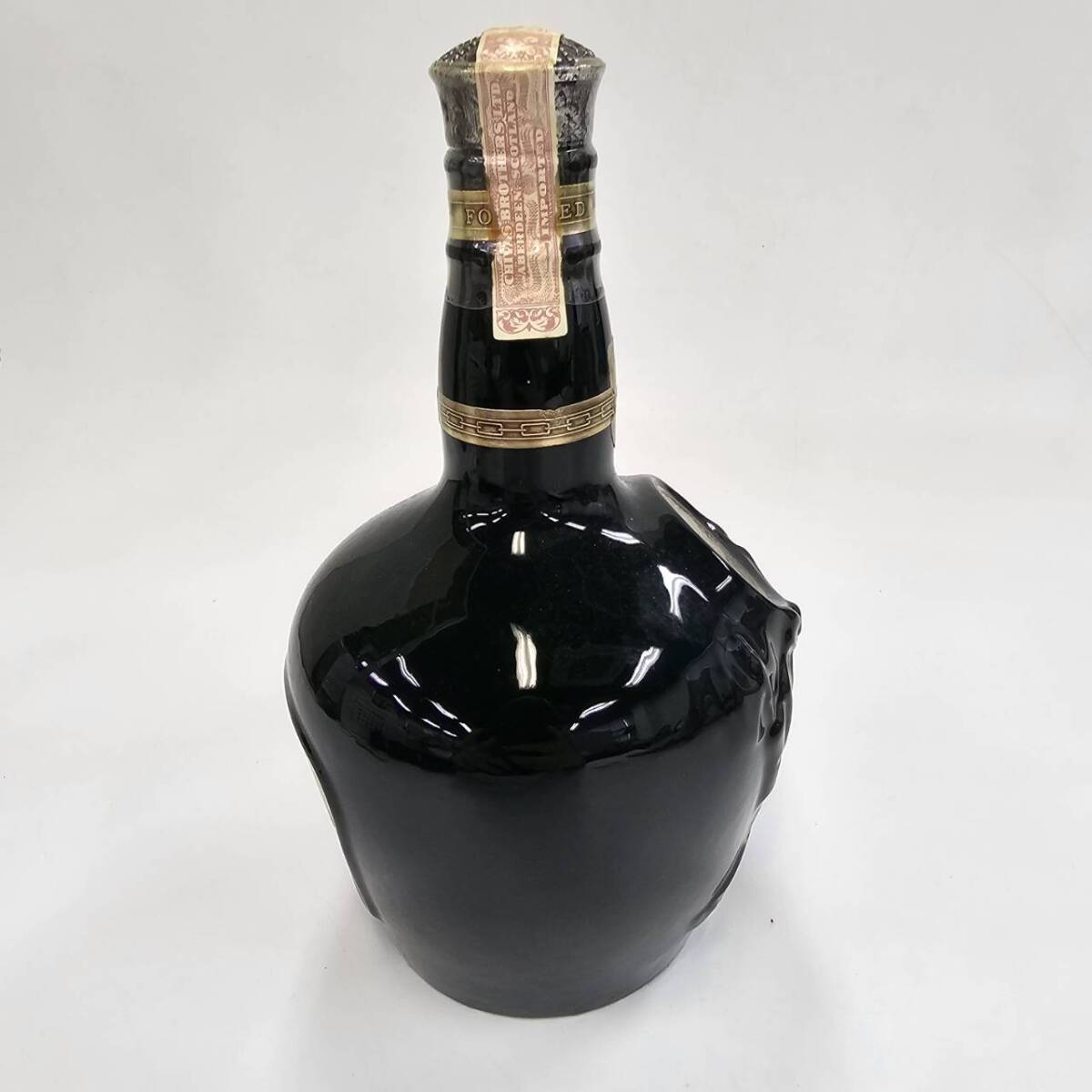 E100161(044)-625/ST4000 酒 ROYAL SALUTE 21年 ロイヤルサルート SCOTCH WHISKY スコッチウイスキー 43％ 700ml 陶器 袋付きの画像5