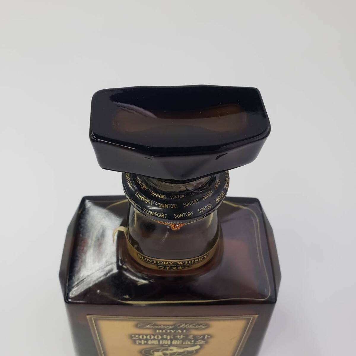 M21528(043)-542/IS3000【千葉県内のみ発送】酒 Suntory Whisky ROYAL 12年 2000年サミット 沖縄開催記念ラベル ローヤル 43％ 700mlの画像9