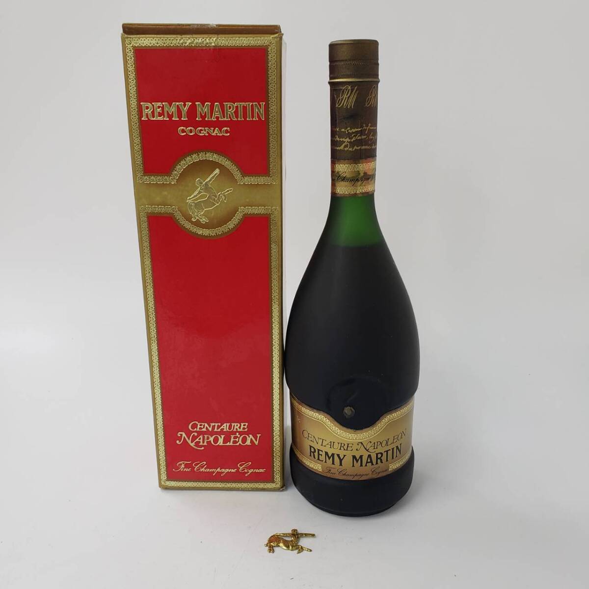 M26839(052)-599/IT3000 酒 REMY MARTIN CENTAURE NAPOLEON FINE CHAMPAGNE COGNAC レミーマルタン セント―ル 700ml 箱付きの画像1