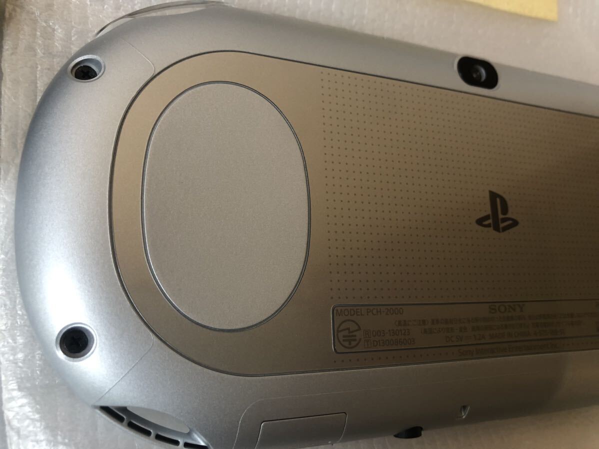 ★電源確認のみ ほぼ新品 超美品 PlayStation Vita Wi-Fiモデル シルバー (PCH-2000ZA25) 完全無傷 付属品完備 送料無料☆の画像5