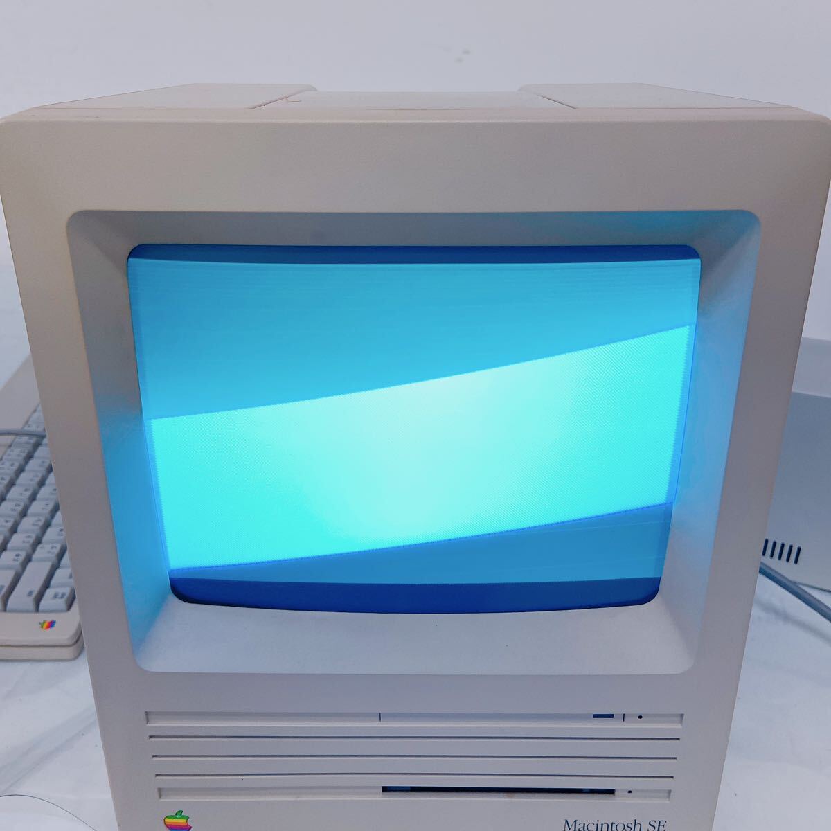 4C021 Apple アップル Macintosh SE マッキントッシュ パーソナル コンピュータ パソコン レトロ 当時物 通電確認済_画像7