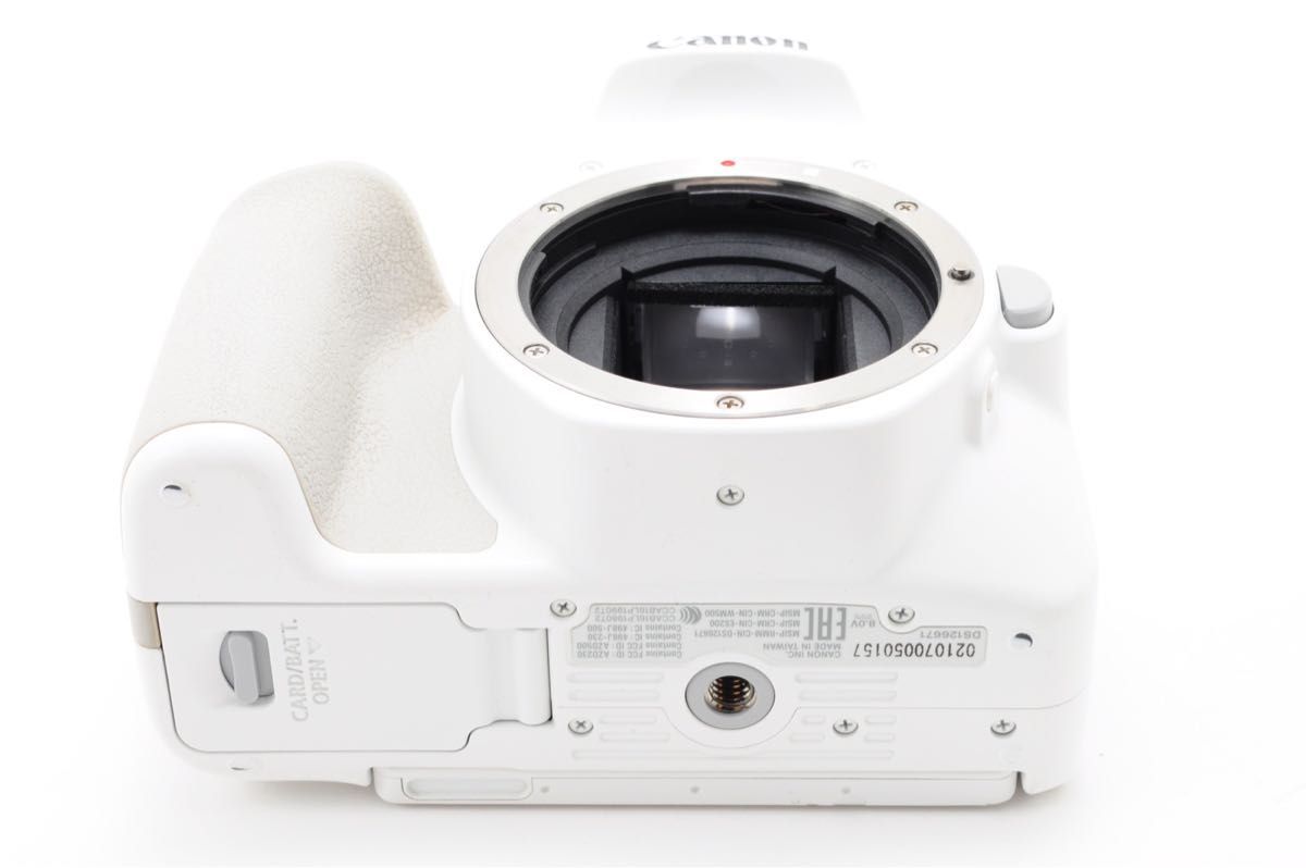 美品 Canon キヤノン Eos Kiss X9 ホワイト トリプルレンズセット SD(32GB)カード、おまけ付  1ヶ月保証