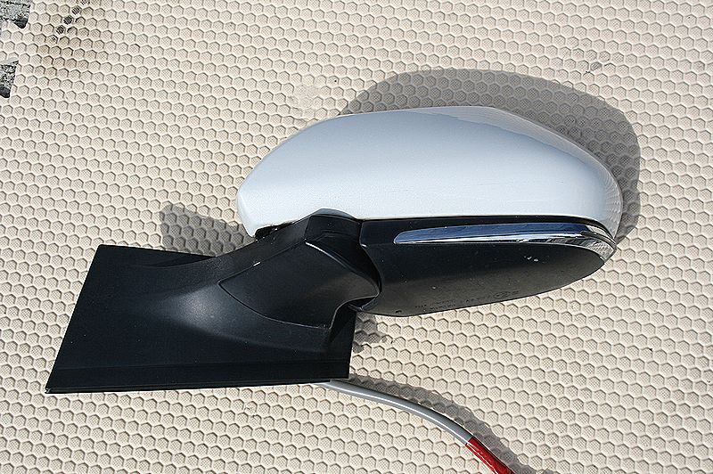 ZVW50 51 Prius left door mirror pearl BSM