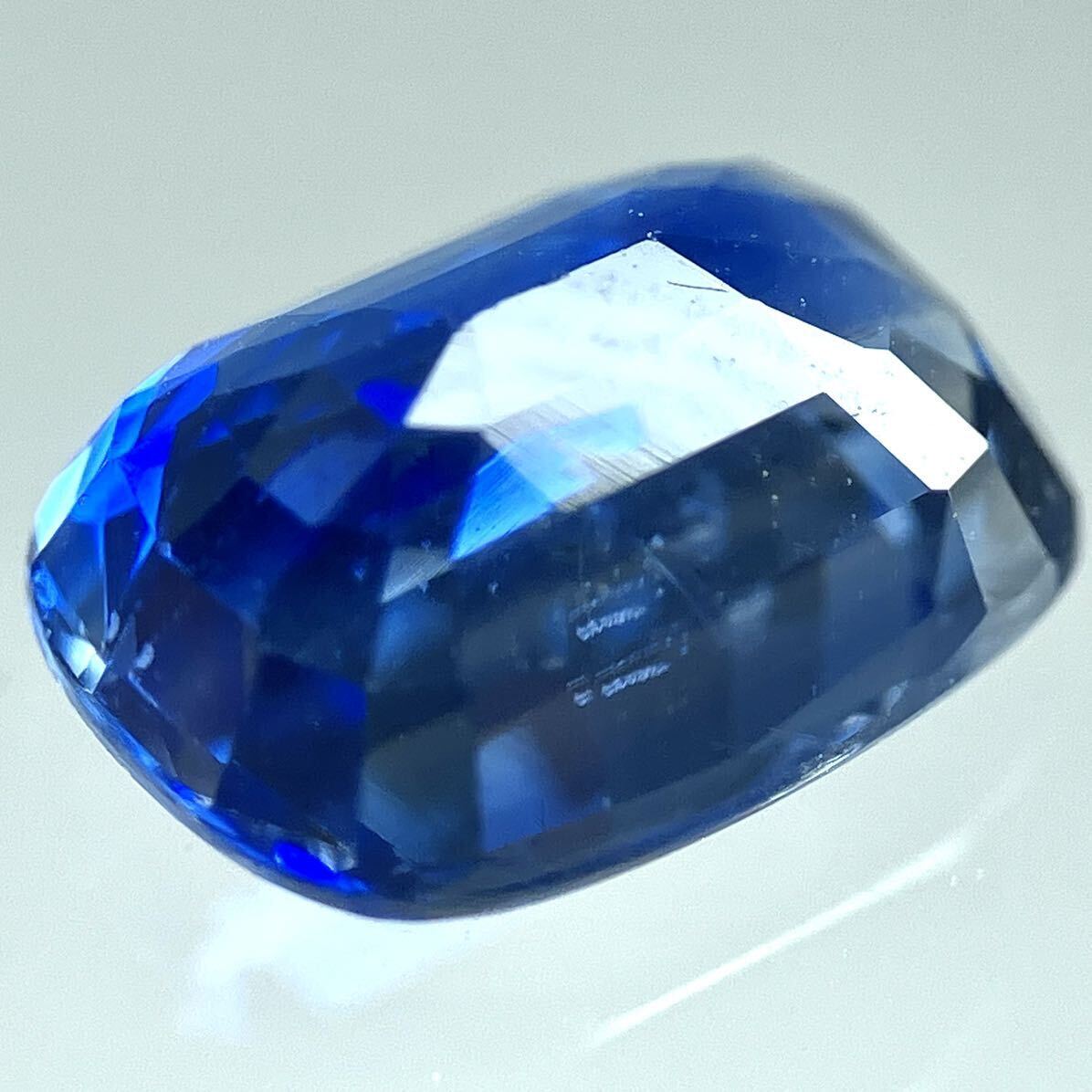 1.6ctUP!!［天然カイヤナイト1.698ct］A 約7.8×5.8mm ルース 裸石 宝石 ジュエリー kyanite DB0/テDG0の画像2