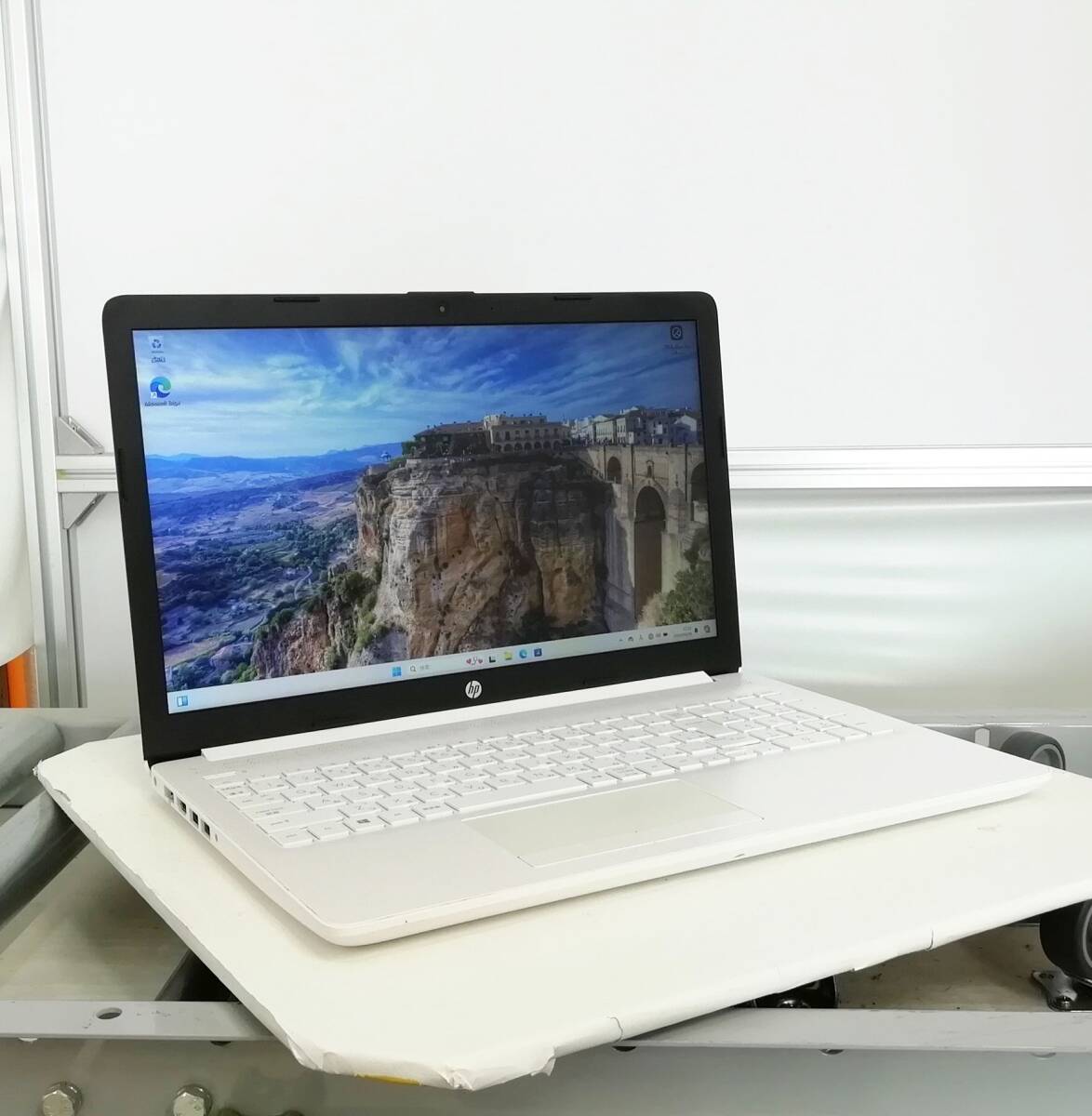 hp Laptop 15-db0156AU E2-9000e メモリ8GB 中古SSD 2.5インチ240GB Windows 11 Home 64bit 一部ヒビ有 即日発送【H24040702】の画像1