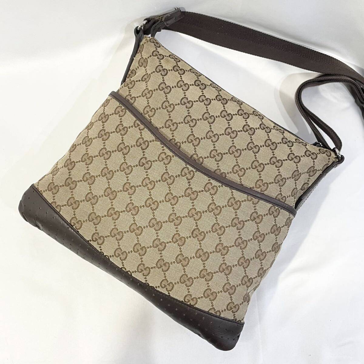 GUCCI ショルダーバッグ パンチングレザー サコッシュ GG柄 ベージュ GUCCI ショルダーバッグ パンチングレザー サコッシュ GG柄 ベージュ