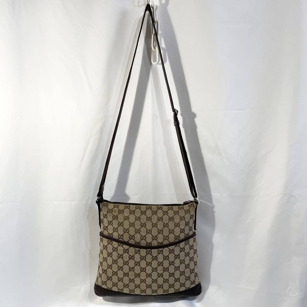 GUCCI ショルダーバッグ パンチングレザー サコッシュ GG柄 ベージュ GUCCI ショルダーバッグ パンチングレザー サコッシュ GG柄 ベージュ