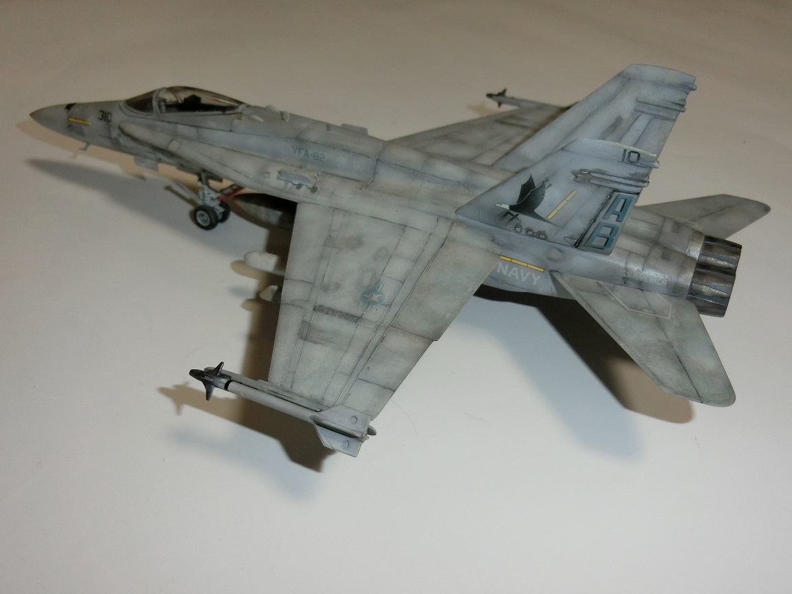 1/72 FA-18C ホーネット　プラモデル（完成品）_画像4