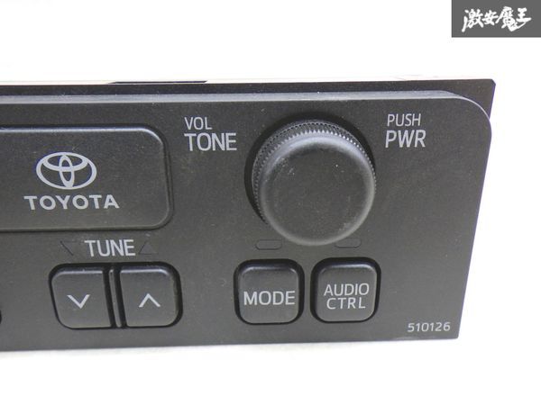 【保証付】 TOYOTA トヨタ 純正 200系 ハイエース レジアスエース ラジオ AM FM AUX 1DIN 86120-26191 実働外しA-5-3_画像2