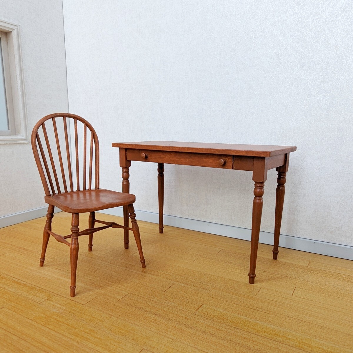 1/12サイズ 机と椅子のセット（引き出しは開きません）の画像1