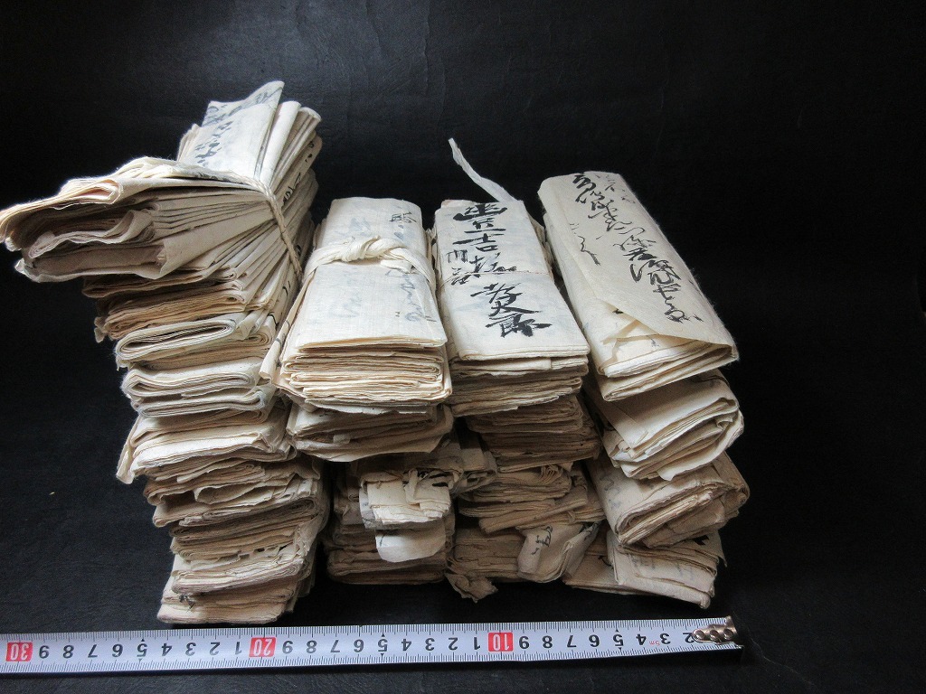 蔵出し 江戸時代 昔両替商だったお宅 古文書 束紐付 まとめて 未選別 手紙 古書 和書 蔵出し 江戸時代 昔両替商だったお宅 古文書 束紐付 まとめて 未選別 手紙 古書 和書