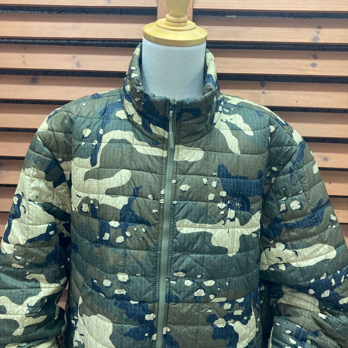 N 046【THE NORTH FACE ノースフェイス】NF0A3LH2 Trekker Jacket カモフラ 中綿 ジャケット SIZE XL