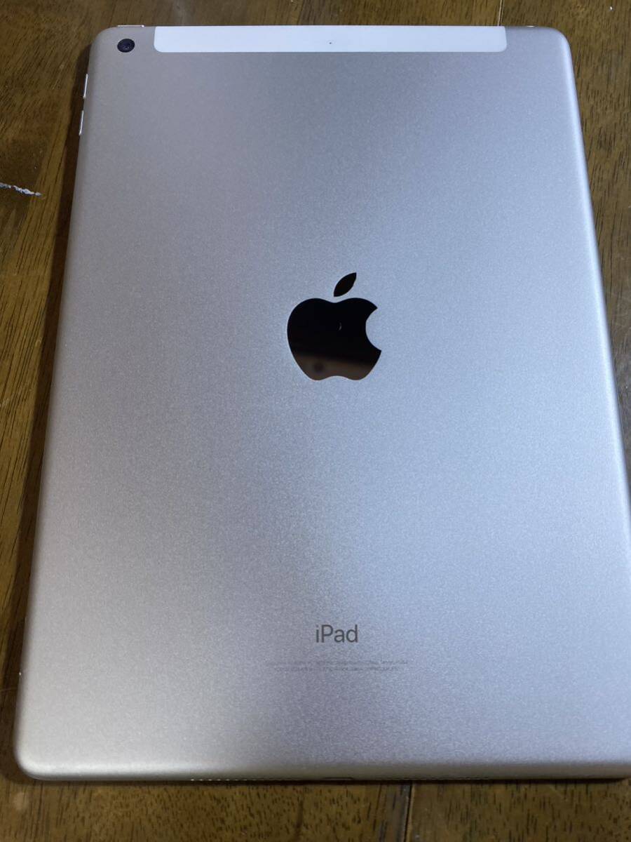 送料無料 Apple iPad 第6世代 32GB シルバー 中古 本体 白ロム 訳あり品 SIMフリー_画像4