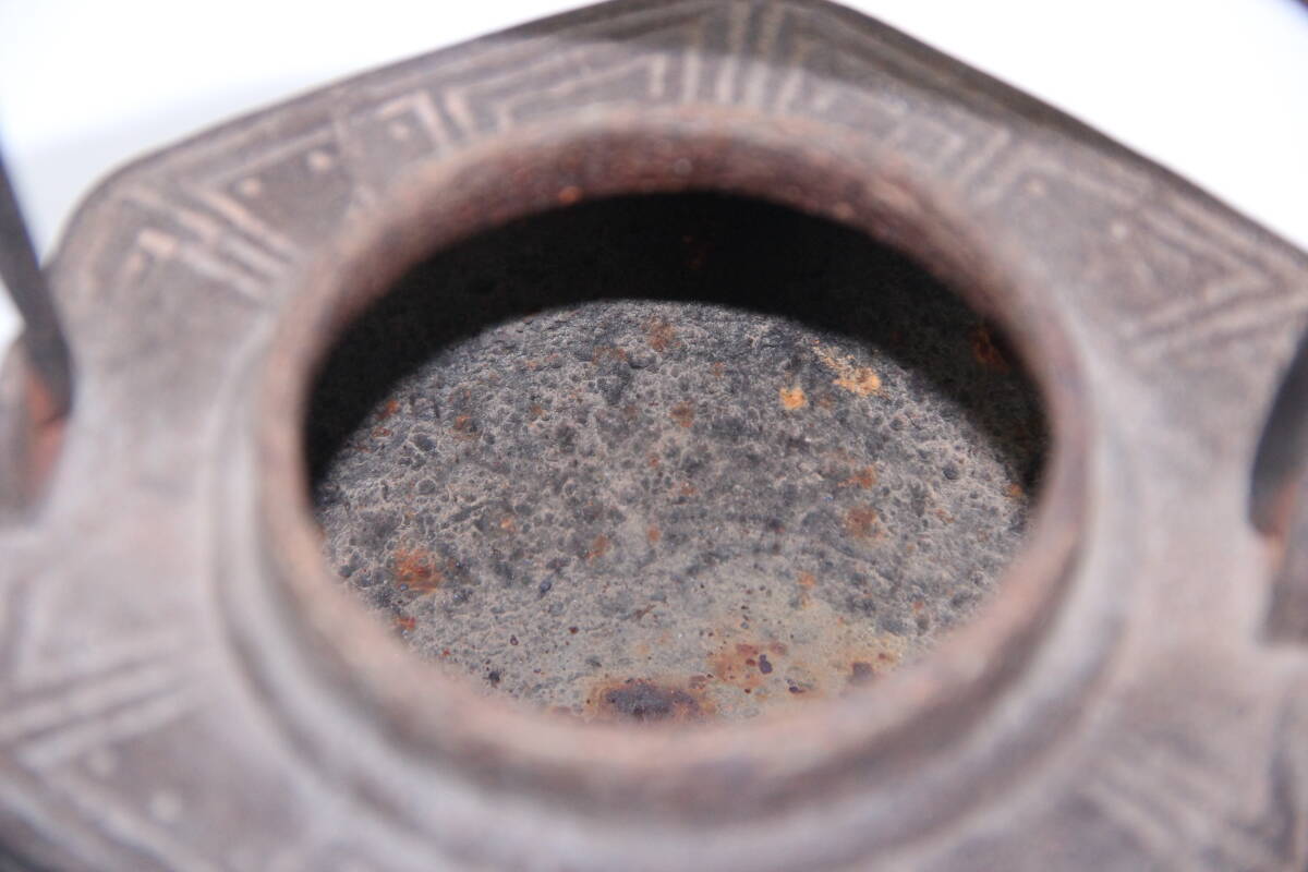 龍文堂造 名人造 山水地紋 鉄瓶 唐銅蓋 在銘 煎茶道具 約1000ml AR1-1の画像10