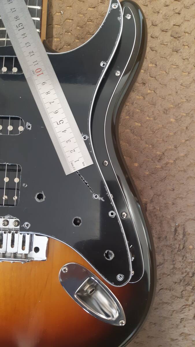 ストラトキャスター ミディアムスケールボディ用 SSHピックガード黒 未使用　Fender STMなどに_ネジ穴の場所　1か所2.5cm　差あり