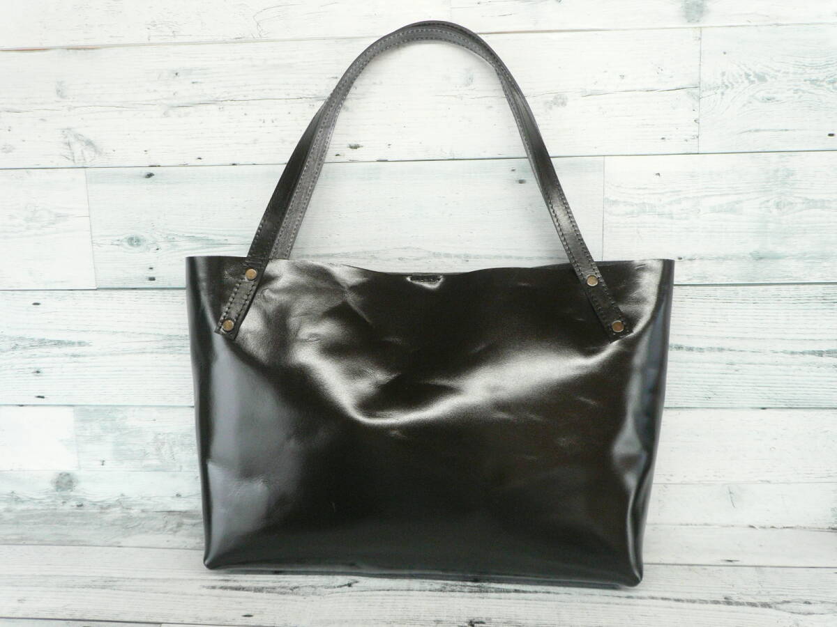 牛革のトートバッグ黒 ハリのある革 シンプル レザーバッグ 内ポケットあり ビジネスバッグ ハンドメイド 作家手作り日本製の画像3