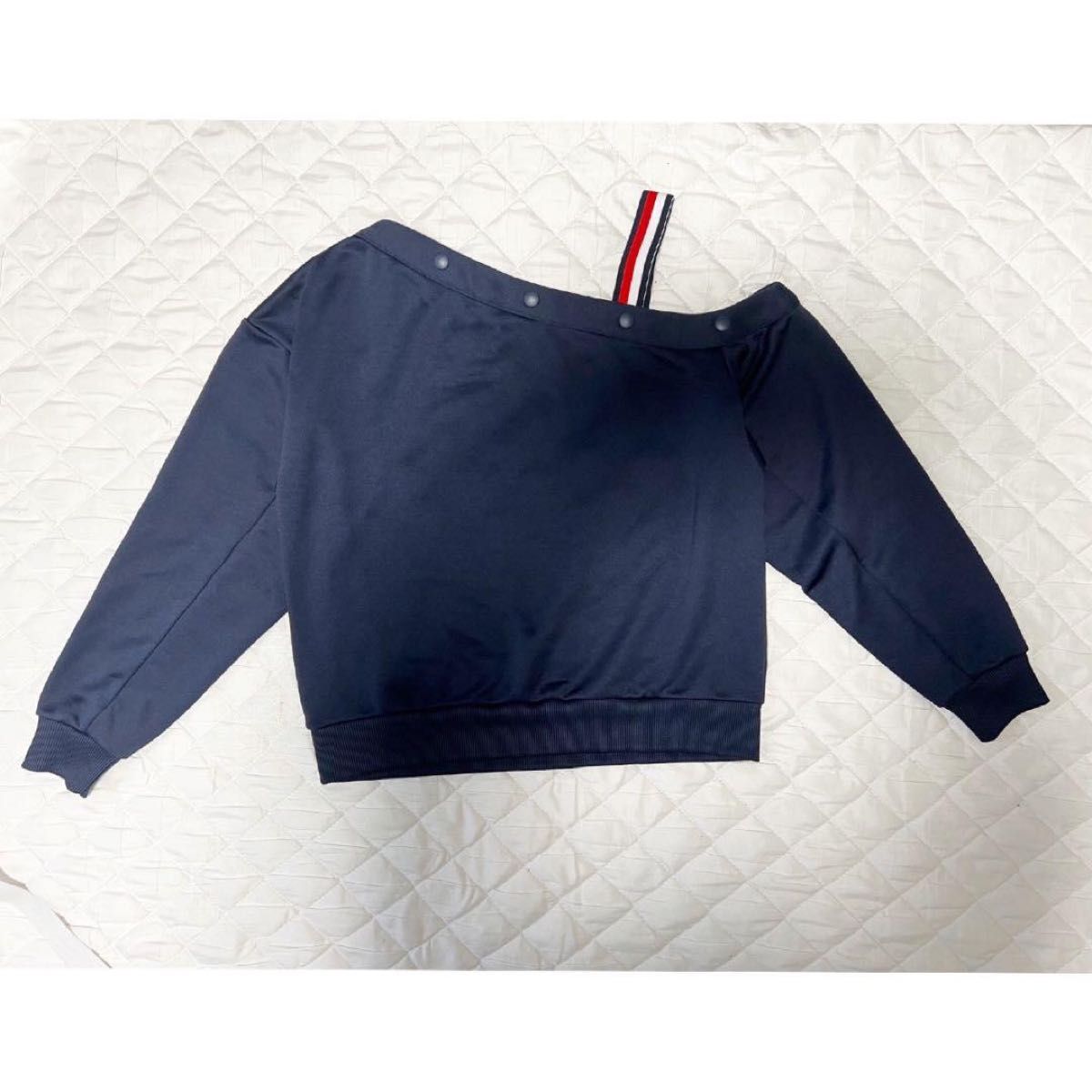 tommy hilfiger ネイビートップス　肩出し