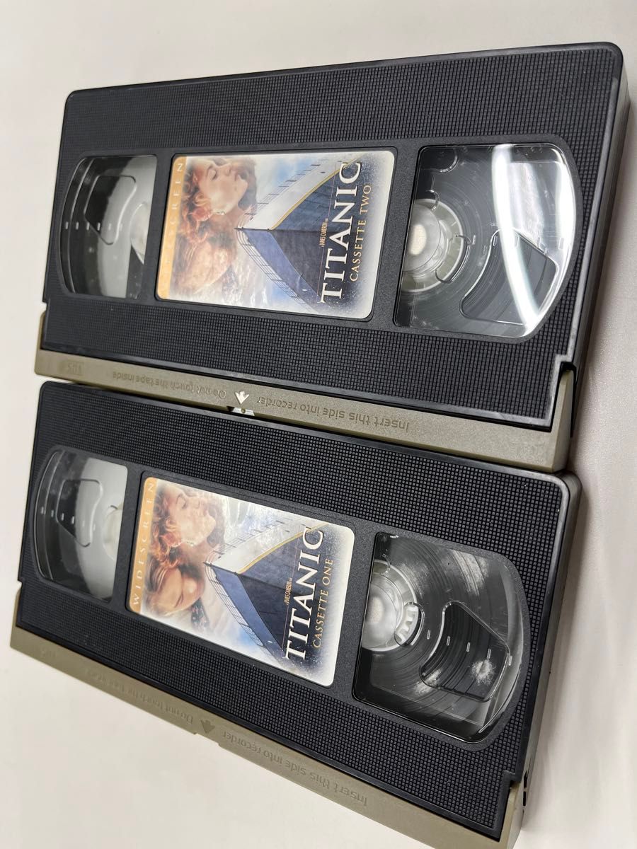 タイタニック [VHS]／ケイト・ウィンスレット、レオナルド・ディカプリオ、ジェームズ・キャメロン