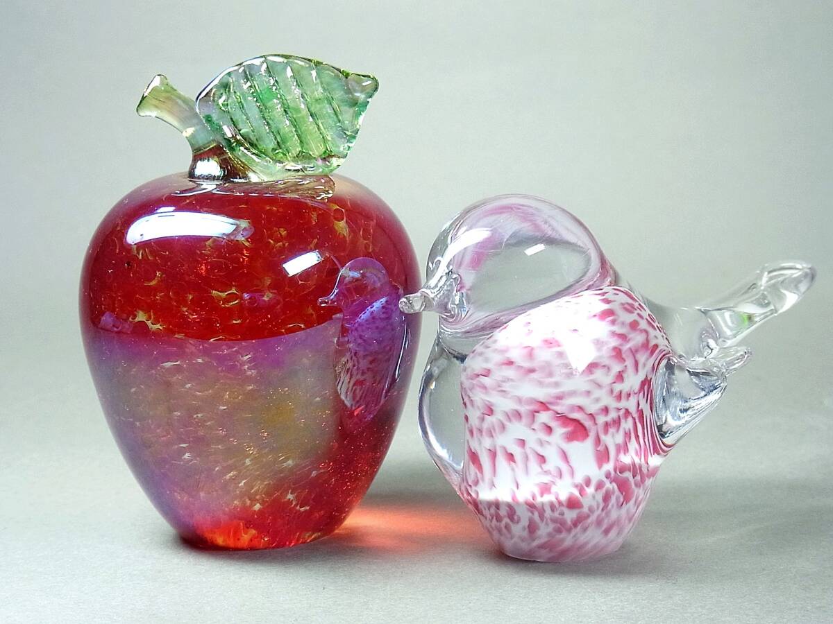アートガラス置物2点・チェコ製 ボヘミアガラス BOHEMIA GLASS・Iris・小鳥＋赤リンゴ・作家サインありの画像2