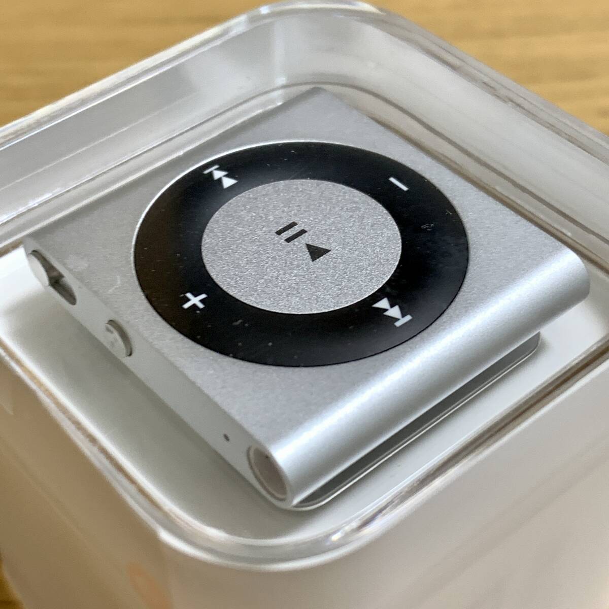 【新品未開封】 Apple アップル iPod shuffle 本体 第4世代 2015年モデル シルバー 2GB MKMG2J/A アイポッドシャッフル 外装フィルムつき_画像8