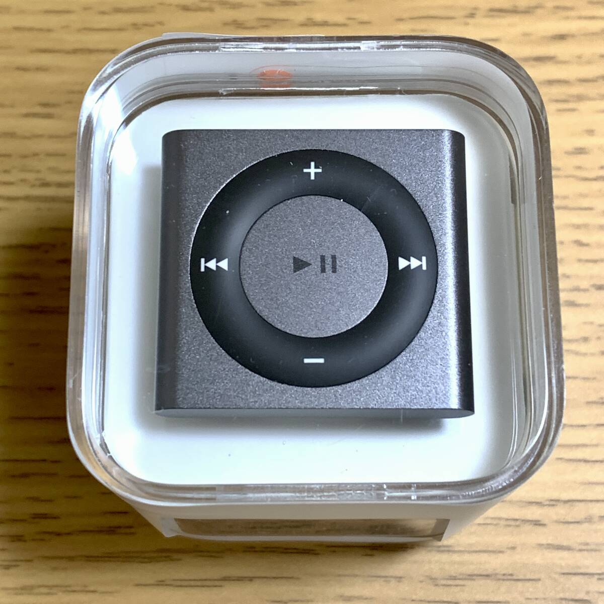 新品未開封 Apple アップル iPod shuffle 本体 第4世代 2015年モデル スペースグレイ 2GB MKMJ2J/A アイポッドシャッフル 外装フィルム付きの画像3
