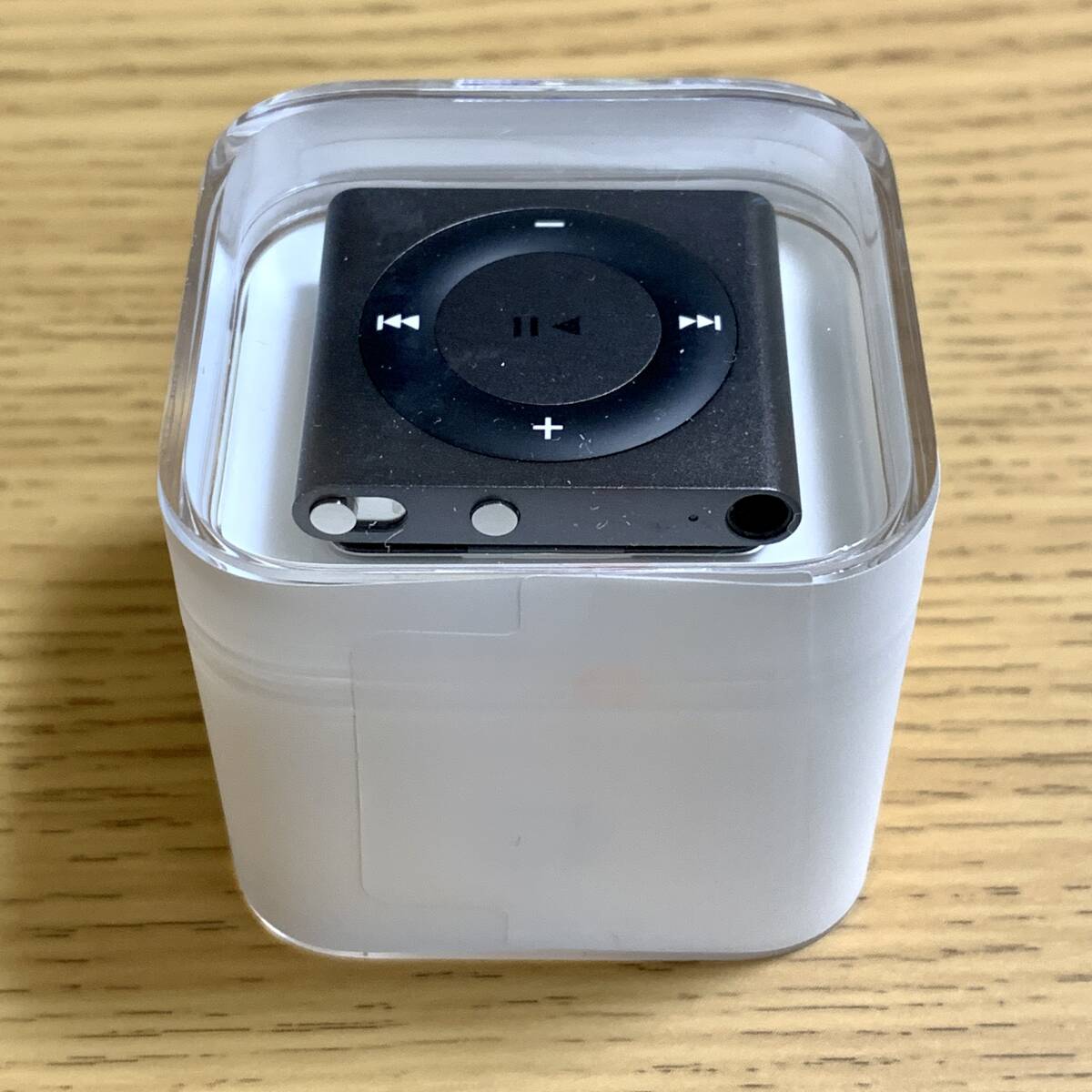 新品未開封 Apple アップル iPod shuffle 本体 第4世代 2015年モデル スペースグレイ 2GB MKMJ2J/A アイポッドシャッフル 外装フィルム付きの画像5