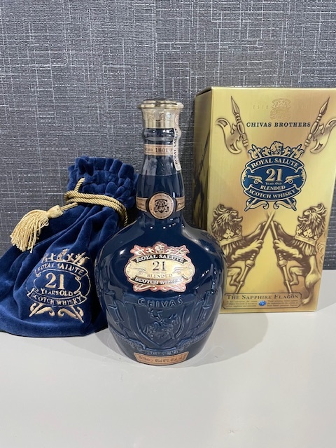 ROYAL SALUTE SCOTCH WHISKY 21 YEARS OLD BLENDED ロイヤル サルート スコッチ ウイスキー 21年 青 陶器 巾着付き 700ml 40％の画像1