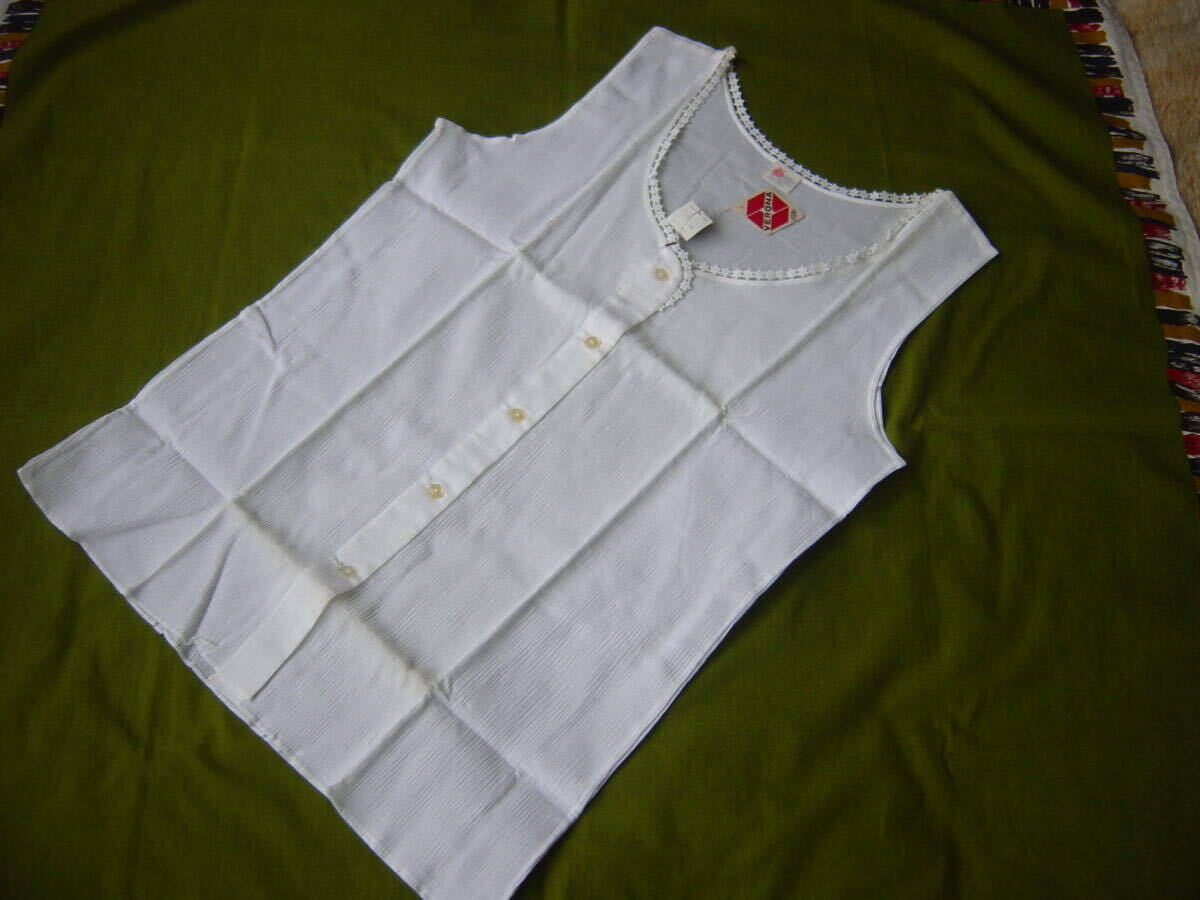 インナーウエア アンダーシャツ 前ボタン Mサイズ 綿100％ 袖なし レディース レトロ 未使用 長期自宅保管品の画像2