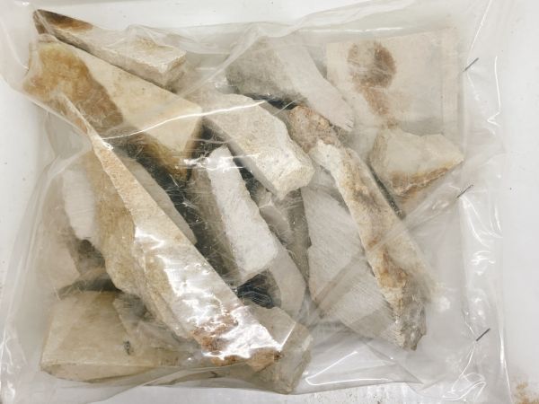 天然砥石 伊豫唐川村山産 上級伊豫砥 名倉材料 さゞれ伊予砥3Kg 伊豫銘砥 挽落ち鍛え落ち 漆芸 錆取 鎌研ぎ 名倉 鑿 鉋 包丁 硯 鋒鋩 泥石_3キロ袋詰め参考画像