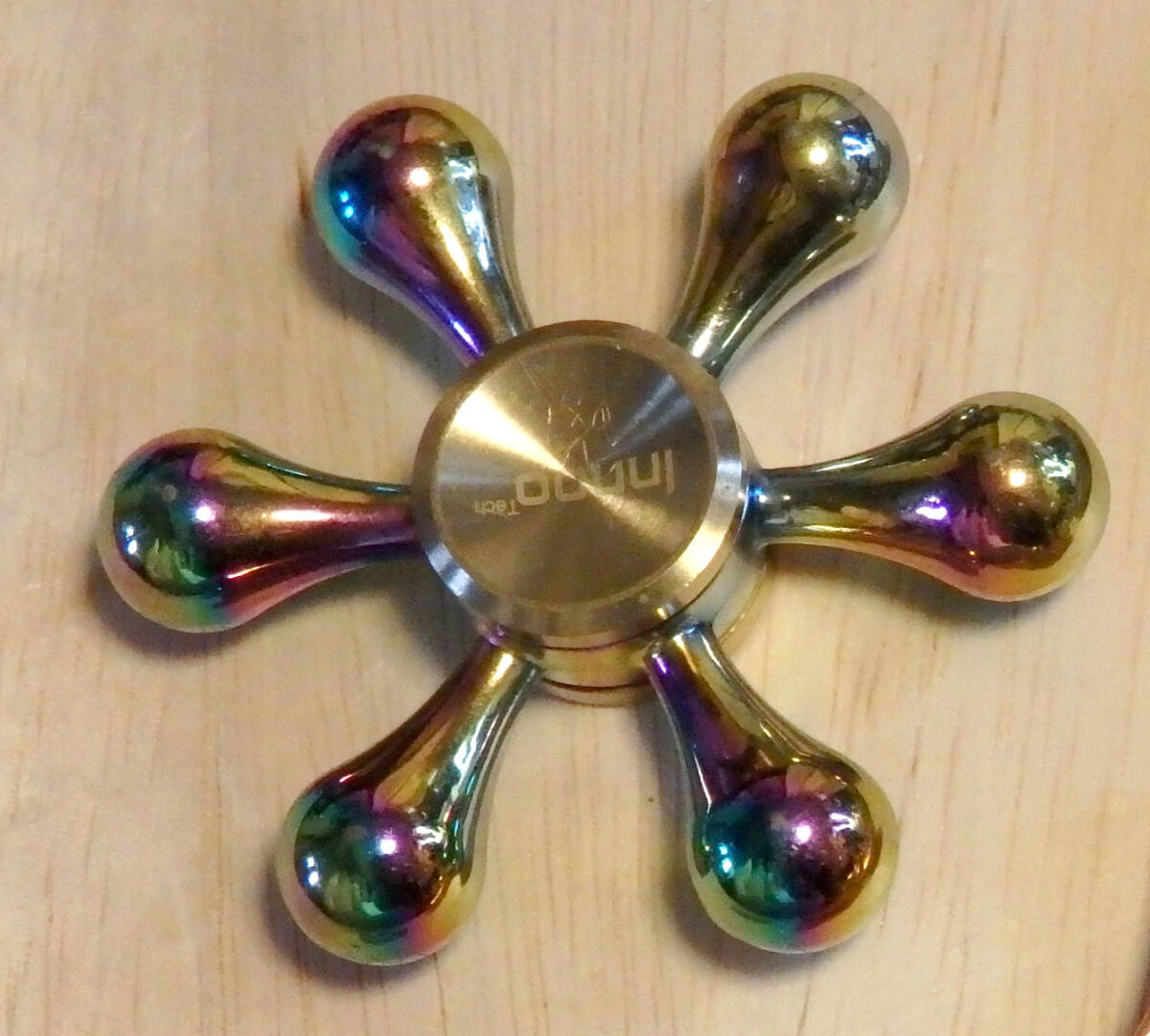 ハンドスピナー 指スピナー Innoo Tech Hand spinner 高速回転 亜鉛合金製 水道 虹色 6枚翼 _画像1