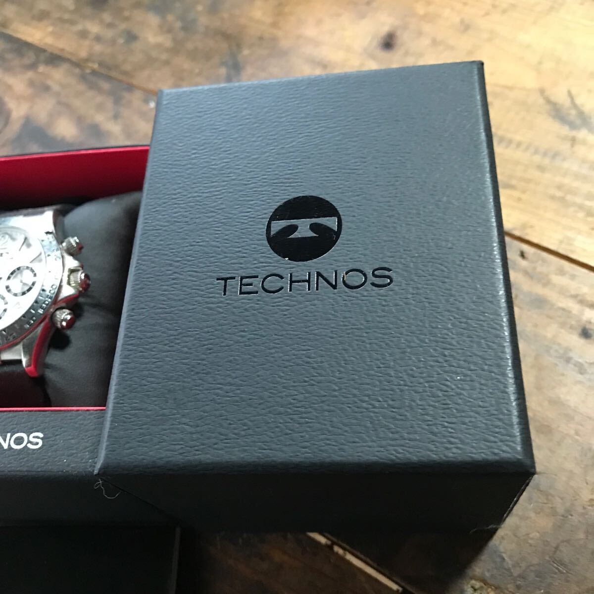 TECHNOS テクノスクロノグラフ腕時計　　中古美品　箱・保証書付き_画像2
