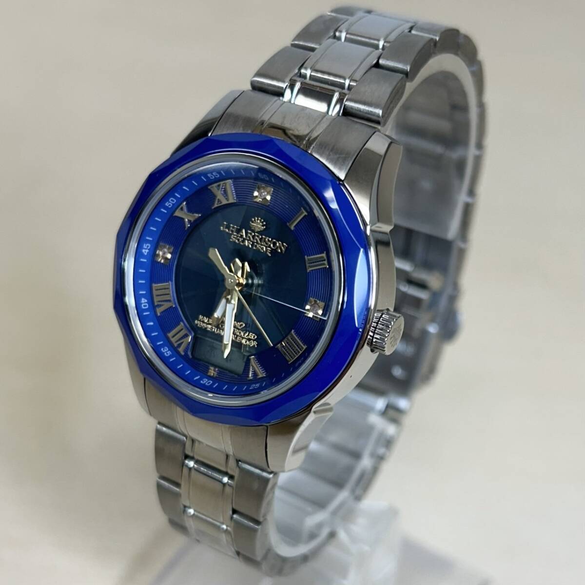 【B-4】1円 超美品 J.HARRISON ジョン ハリソン 腕時計 JH-1975Q 電波ソーラー 天然ダイヤモンド ブルー シルバー 格好良い アナデジ_画像2