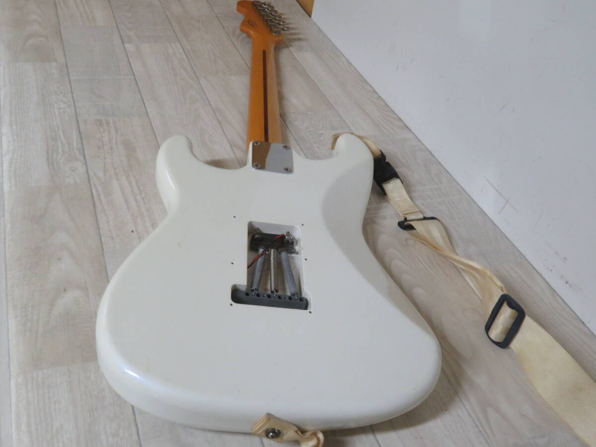 Fender крыло STRATOCASTER Fender Stratocaster MADE IN JAPAN серийный No.S026523 электрогитара мягкий чехол имеется дополнение изображение есть 