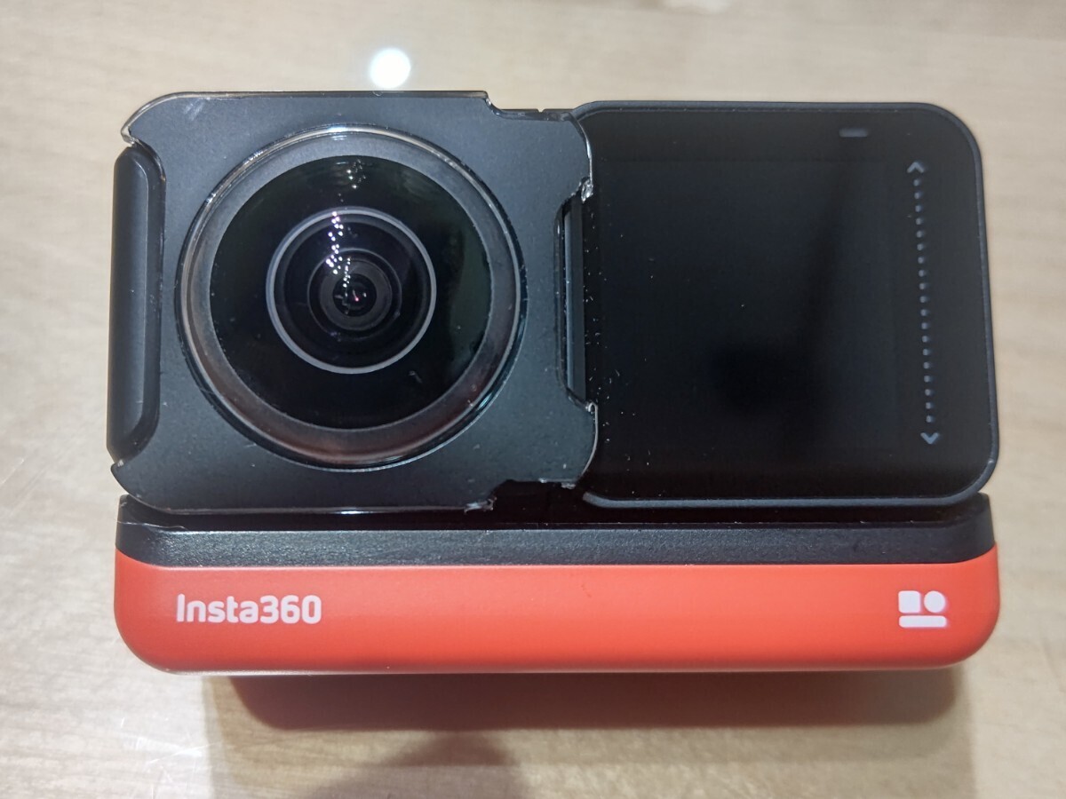 Insta360 ONE R Twin Edition バッテリーチャージャー 予備バッテリー二つ シリコンカバー付き _画像3