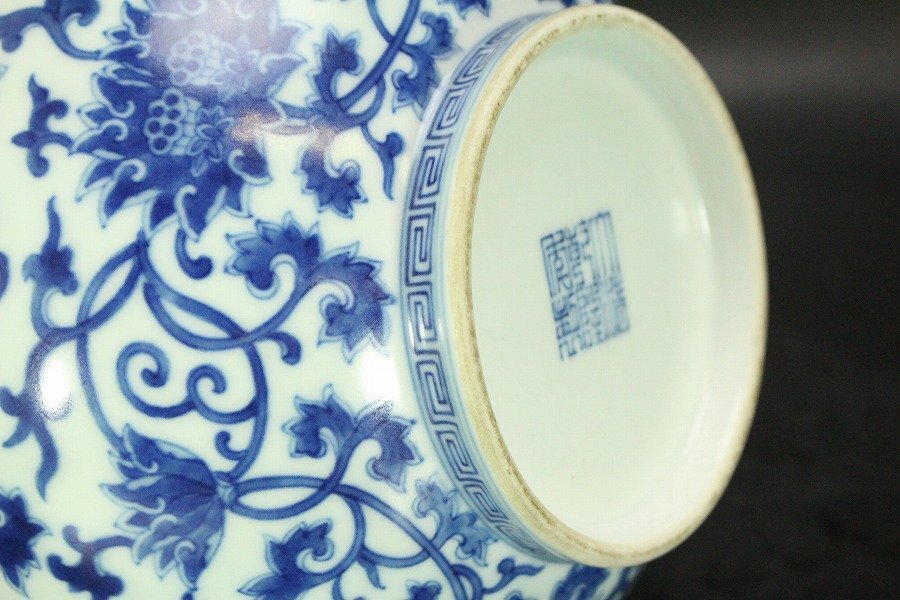 【銀閣】中国美術 青花 纏枝蓮花紋 瓶 高28cm 乾隆年製 旧家蔵出(LC181)_画像9