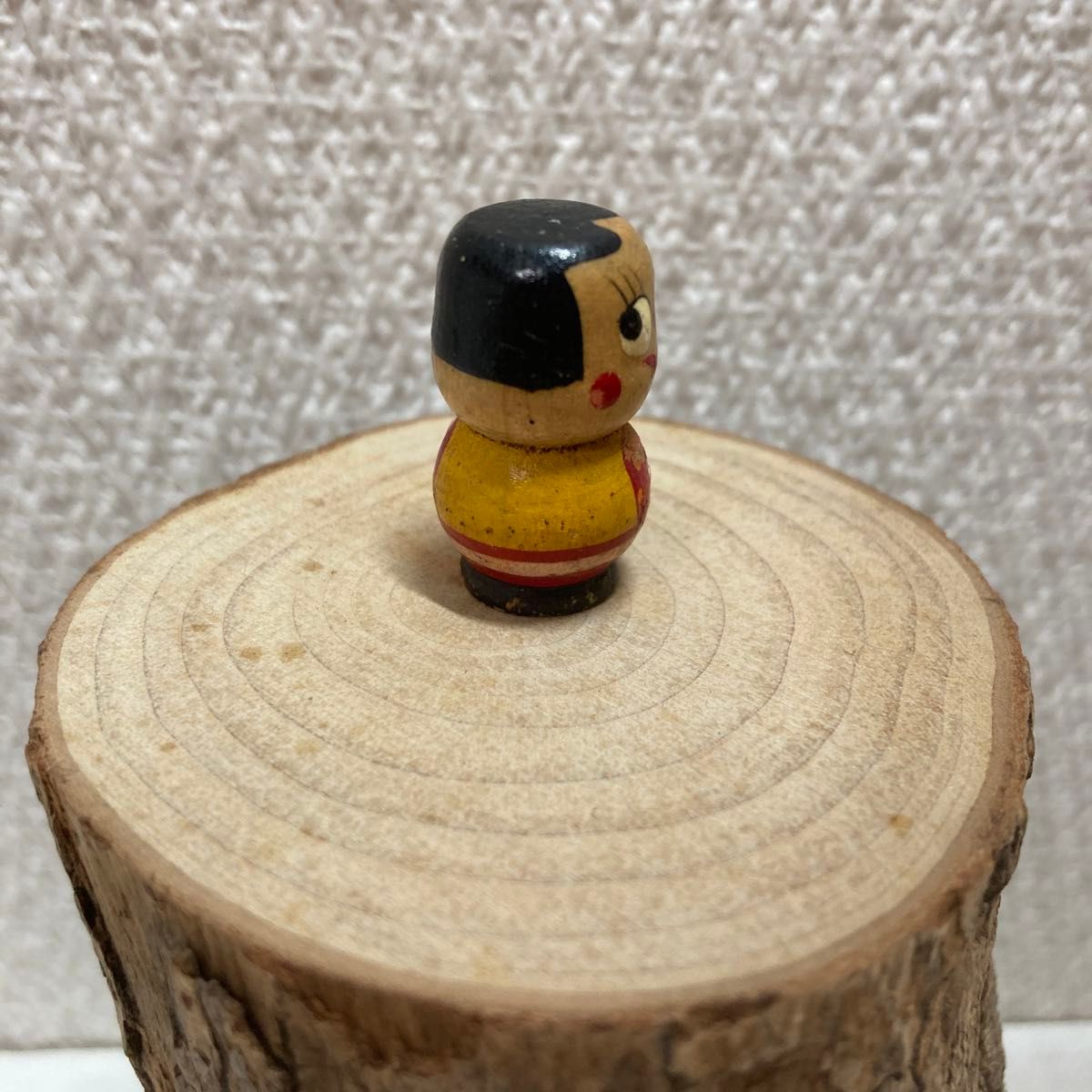 昭和レトロ　当時物ペコちゃん　こけし　木製　赤×黄　ハイカップおまけ　2.6cm