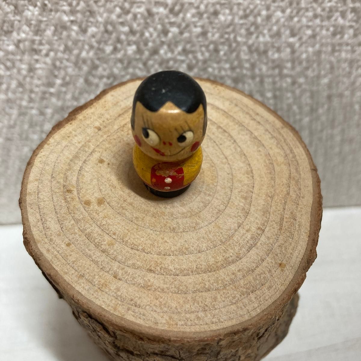 昭和レトロ　当時物ペコちゃん　こけし　木製　赤×黄　ハイカップおまけ　2.6cm