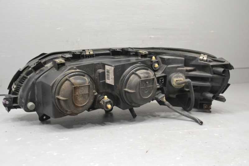  Volvo V70(SB5244) original right head light halogen 8693550 k081031