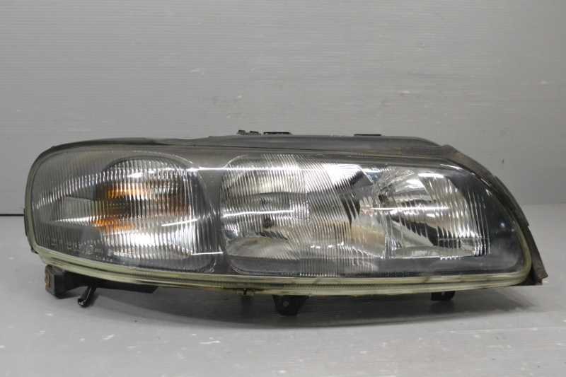  Volvo V70(SB5244) original right head light halogen 8693550 k081031